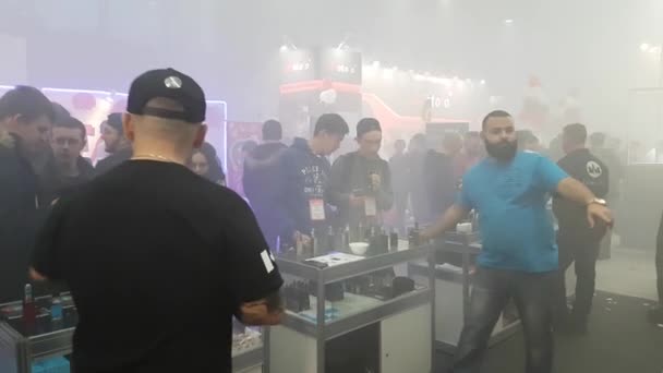 Ludzie uczestniczyć w wystawie Vapexpo Moskwa 2016 — Wideo stockowe