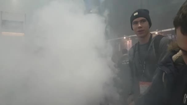 Люди принимают участие в выставке Vapexpo Moscow 2016 — стоковое видео