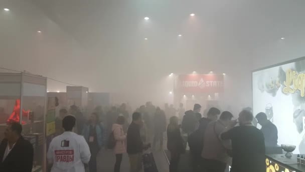 Les gens assistent à l'exposition Vapexpo Moscou 2016 — Video