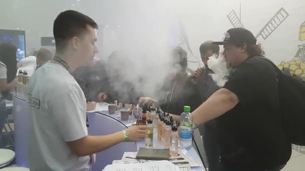 Люди відвідують Vapexpo Москви 2016 виставка — стокове відео