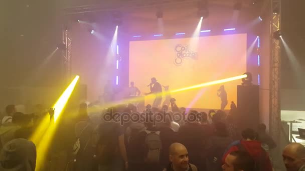 La gente assiste alla battaglia rap alla mostra Vapexpo Mosca 2016 — Video Stock