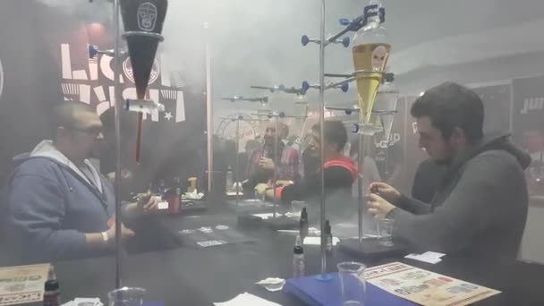 Personer närvara Vapexpo Moskva 2016 utställning — Stockvideo