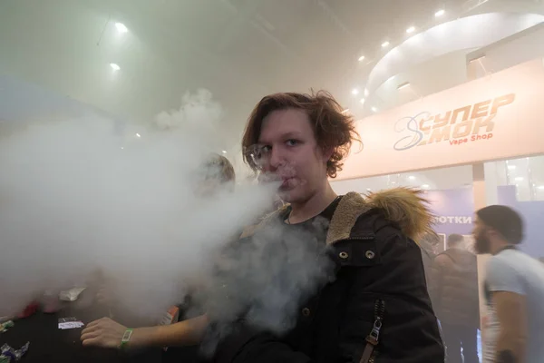 People attend Vapexpo Moscow 2016 exhibition — Stock Photo, Image