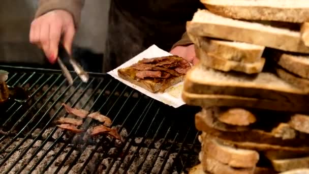 Os pratos de carne preparam-se no fogo aberto — Vídeo de Stock