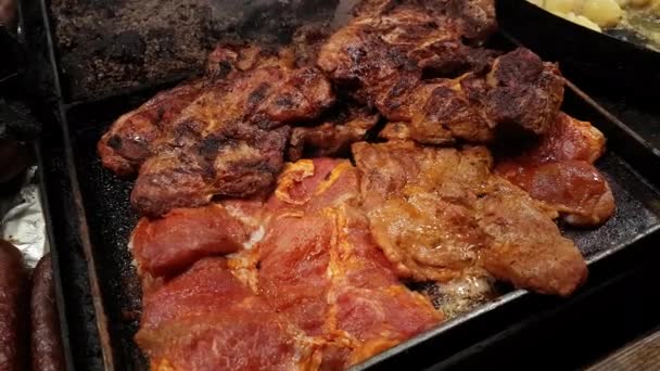 Platos de carne se preparan en fuego abierto — Vídeo de stock