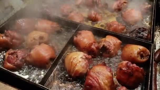 Fleischgerichte werden auf offenem Feuer zubereitet — Stockvideo