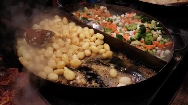 Os pratos vegetais preparam-se no fogo aberto — Vídeo de Stock