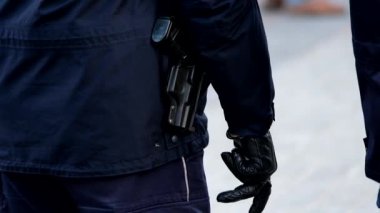 Bir tabanca polis silah kullanmaya hazır silahlı
