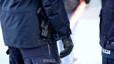 Bir tabanca polis silah kullanmaya hazır silahlı