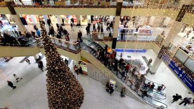 İnsanlar alışveriş merkezi Galeria Krakowska Noel zamanda ziyaret