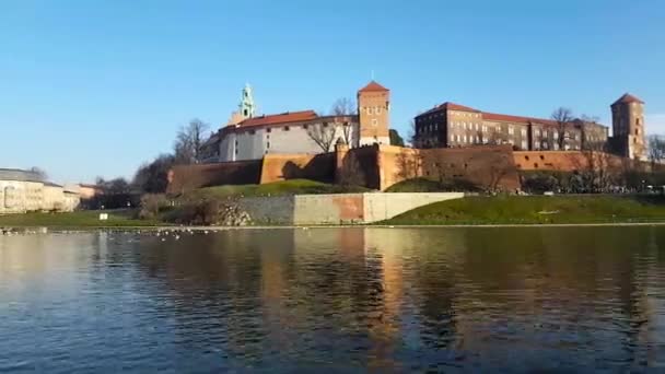 ヴィスワ クラクフ、ポーランドから見た有名なランドマーク ヴァヴェル城. — ストック動画