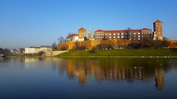 Berühmtes Wahrzeichen Wawel-Burg von Weichsel, Krakau, Polen aus gesehen. — Stockvideo