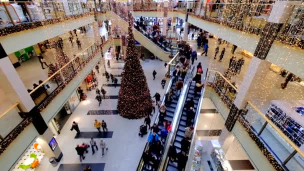 La gente visita el centro comercial Galeria Krakowska en Navidad — Vídeo de stock