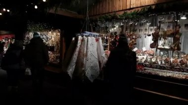 İnsanlar Noel pazarı town hall yakınındaki akşam saatlerinde ziyaret.