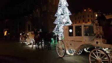 İnsanlar Noel pazarı eski şehrin ana Meydanı'nda ziyaret