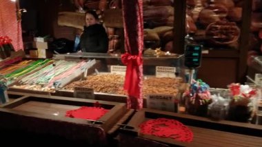 İnsanlar Noel pazarı eski şehrin ana Meydanı'nda ziyaret