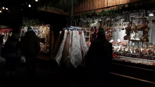La gente visita el mercado de Navidad cerca del ayuntamiento por la noche — Vídeo de stock