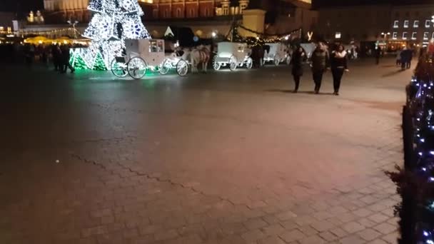 La gente visita el mercado de Navidad en la plaza principal de la ciudad vieja — Vídeo de stock