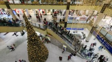 İnsanlar alışveriş merkezi Galeria Krakowska Noel zamanda ziyaret
