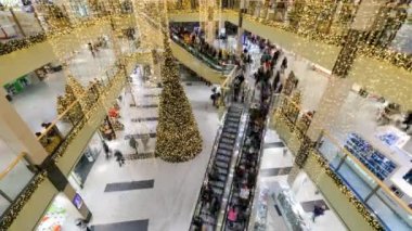 İnsanlar alışveriş merkezi Galeria Krakowska Noel zamanda ziyaret