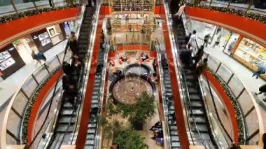 İnsanlar alışveriş merkezi Galeria Krakowska Noel zamanda ziyaret