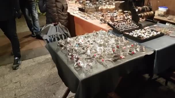 La gente visita il mercatino di Natale nella piazza principale della città vecchia — Video Stock