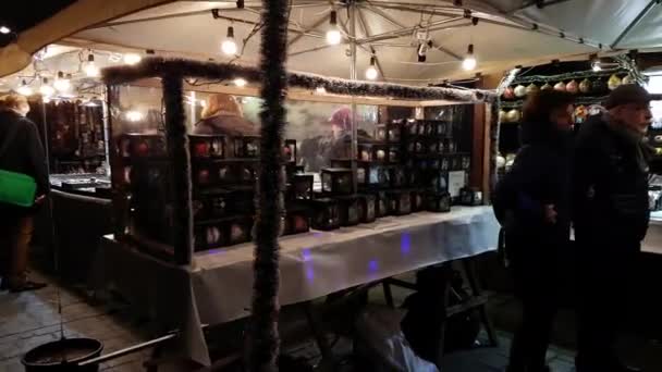 Mensen een bezoek aan de kerstmarkt op het centrale plein in de oude stad — Stockvideo