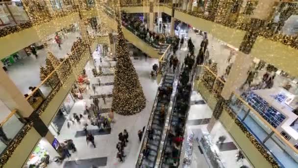 La gente visita el centro comercial Galeria Krakowska en Navidad — Vídeo de stock