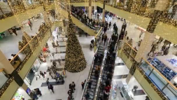 La gente visita el centro comercial Galeria Krakowska en Navidad — Vídeo de stock
