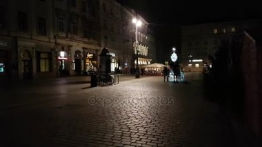 Noel pazarı eski şehrin ana Meydanı çevresinde taşıma turist binmek