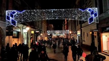 Eski şehirde, sokakta yürüyen insanlar Hatıra Eşyası satın alma mağaza, ziyaret
