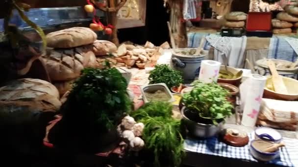 La gente visita il mercatino di Natale nella piazza principale della città vecchia — Video Stock