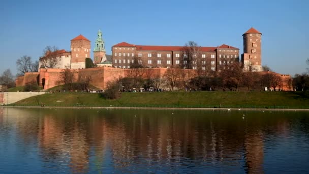 Famoso monumento Castillo de Wawel visto desde Vístula — Vídeo de stock