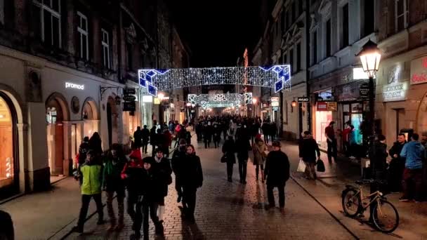 Människor som gick på gatan i gamla stan, besöker butiker, köpa souvenirer — Stockvideo