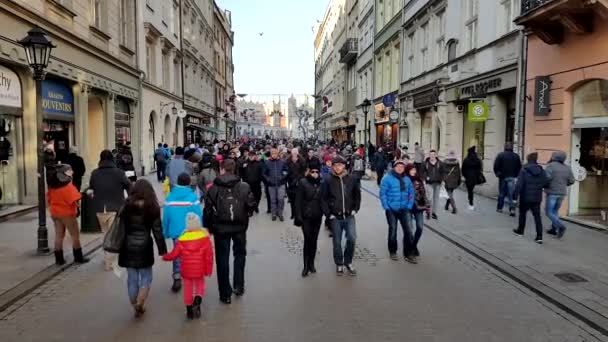 Bezoekers lopen op de straat in de oude stad, winkels, souvenirs te kopen — Stockvideo