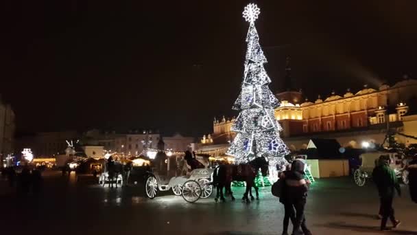 La gente visita el mercado de Navidad en la plaza principal de la ciudad vieja — Vídeos de Stock