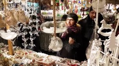 İnsanlar Noel pazarı eski şehrin ana Meydanı'nda ziyaret