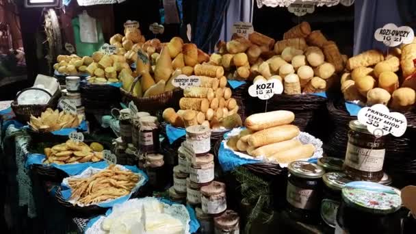 As pessoas visitam o mercado de Natal na praça principal da cidade velha — Vídeo de Stock