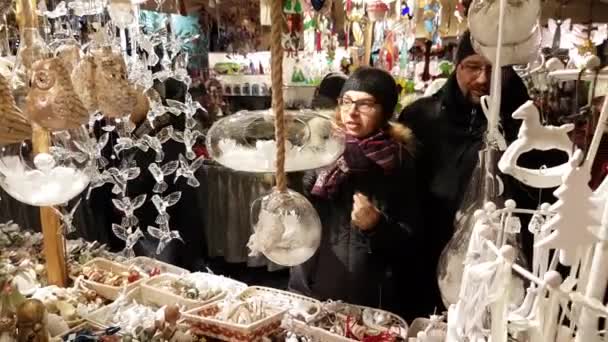 Menschen besuchen Weihnachtsmarkt am Hauptplatz in der Altstadt — Stockvideo