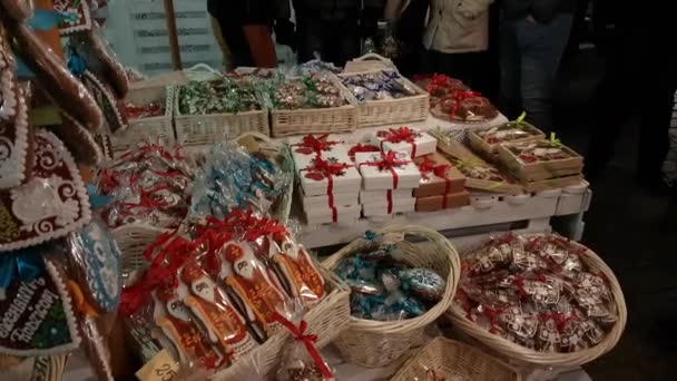 Les gens visitent le marché de Noël sur la place principale dans la vieille ville — Video