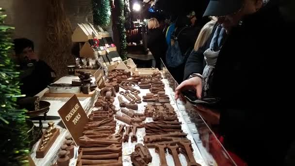 Mensen een bezoek aan de kerstmarkt op het centrale plein in de oude stad — Stockvideo