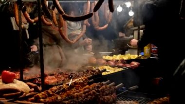 İnsanlar Noel pazarı eski şehrin ana Meydanı'nda ziyaret