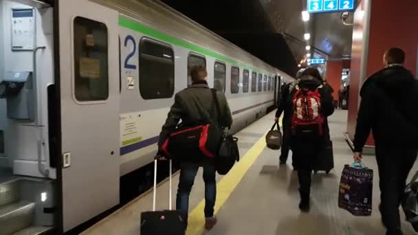POV Visa gå på centralstationen nära tåget — Stockvideo
