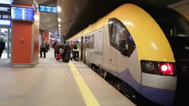 Ana tren istasyonu trenin yanında yürüyen Pov görünümü