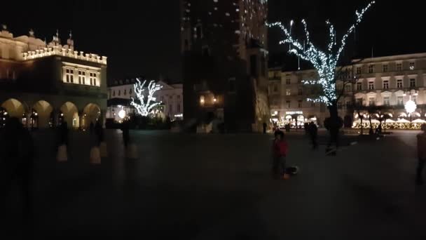 Gece eski şehir merkezinde ana kare — Stok video