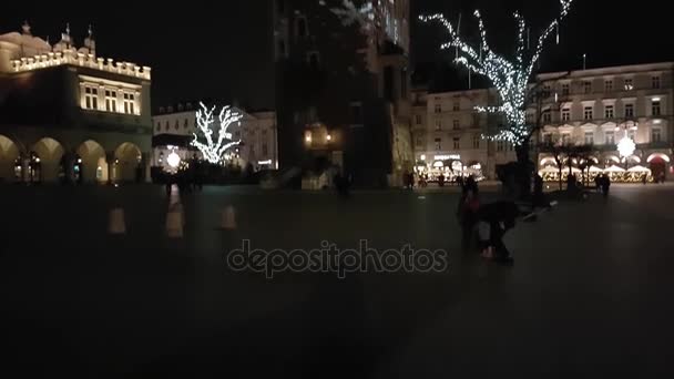 Plaza principal en el centro del casco antiguo por la noche — Vídeo de stock