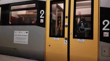 Ana tren istasyonu trenin yanında yürüyen Pov görünümü