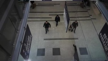 Yolcular bir Altgeçit üstten görünüm gitmek