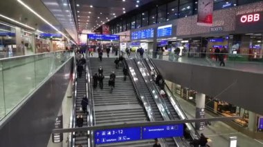 Viyana Merkez Tren İstasyonu yürüme yolcu