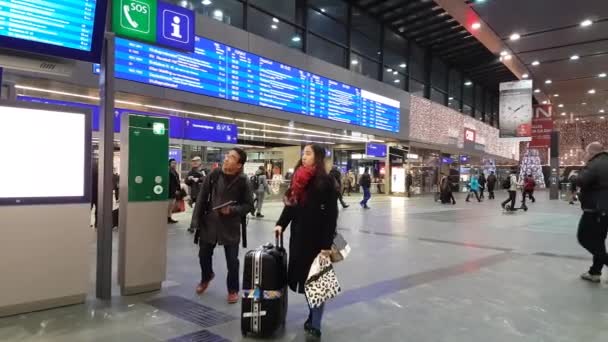 Passageiros a pé na principal estação ferroviária de Viena — Vídeo de Stock